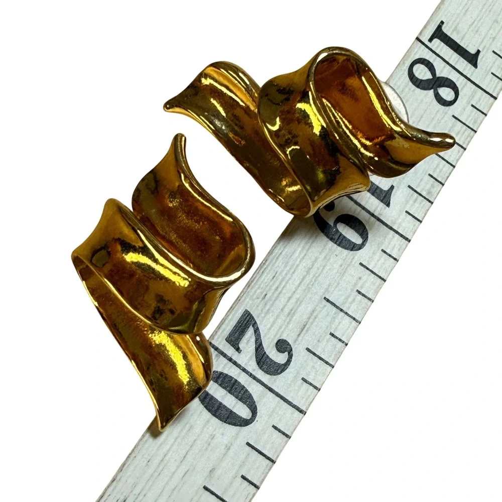 Avon‎ Ribbon Stud Earrings Gold Tone Vintage Sculptural Wavy Statement Design